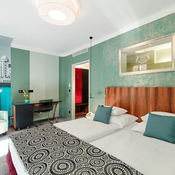 Großes Doppelzimmer im Hotel Capricorno in Wien mit Balkon