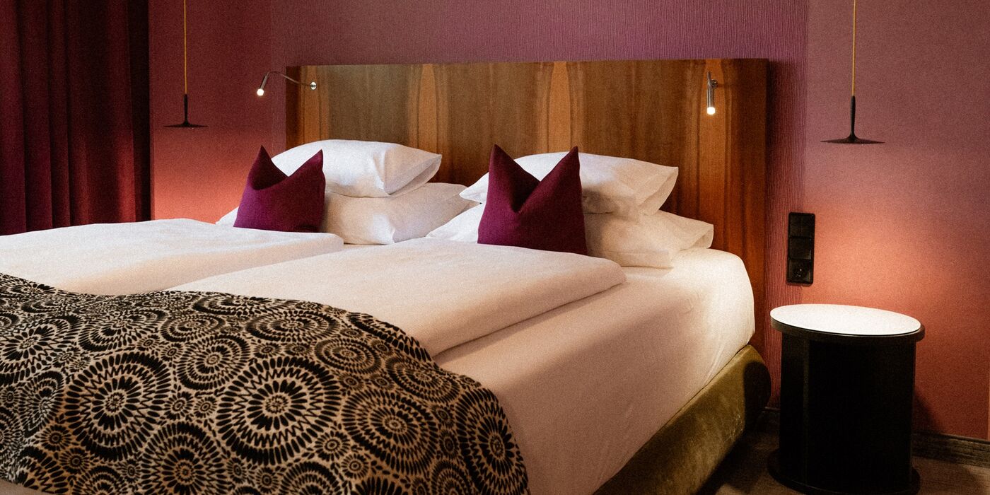 Doppelzimmer mit Balkon zur Rückseite im Hotel Capricorno Wien