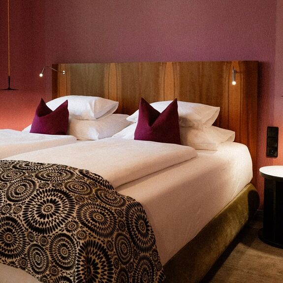 Doppelzimmer mit Balkon zur Rückseite im Hotel Capricorno Wien