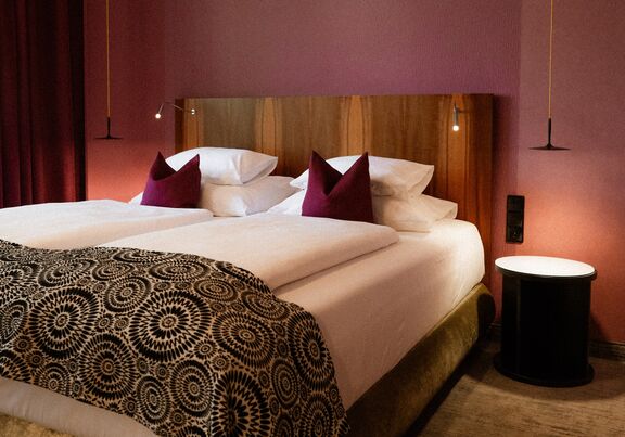 Doppelzimmer mit Balkon zur Rückseite im Hotel Capricorno Wien