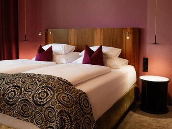Doppelzimmer mit Balkon zur Rückseite im Hotel Capricorno Wien