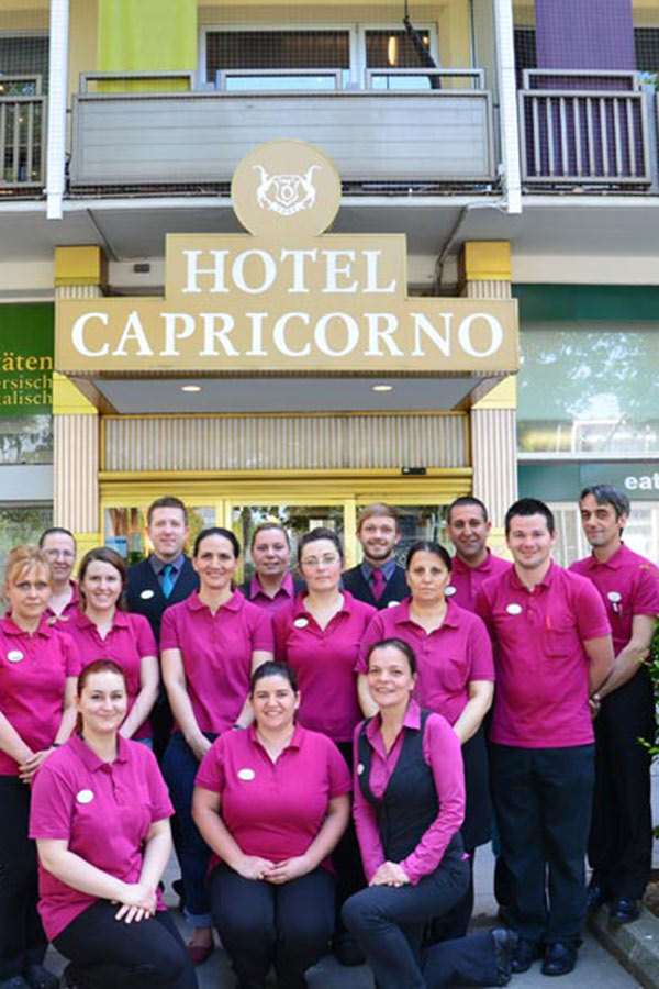 Das Team vor dem Eingang zum Hotel Capricorno