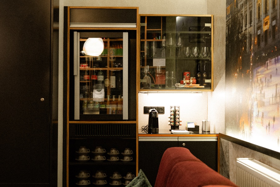 Küchenzeile mit Kühlschrank, Gläsern und Kaffeemaschine in modernem Design ohne Dekorationselemente