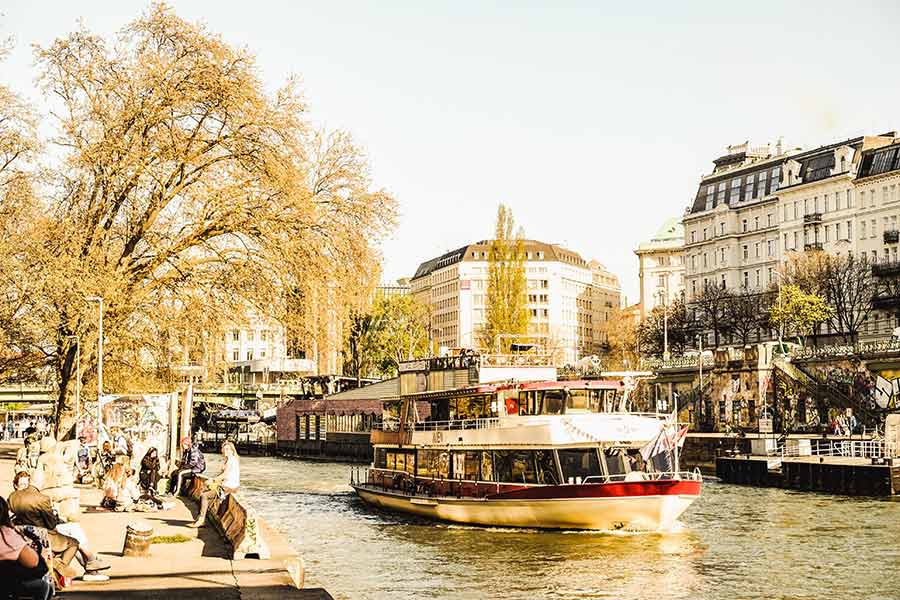 Ein Donauschiff fährt durch Wien