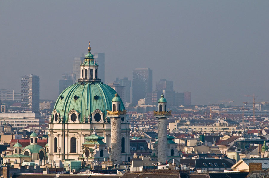 Weitwinkelaufnahme von Wien mit historischer Architektur und einer markanten grünen Kuppel