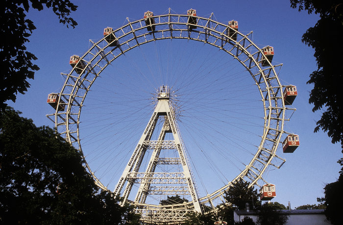 Das große Wiener Riesenrad im Prater unter blauen Himmel